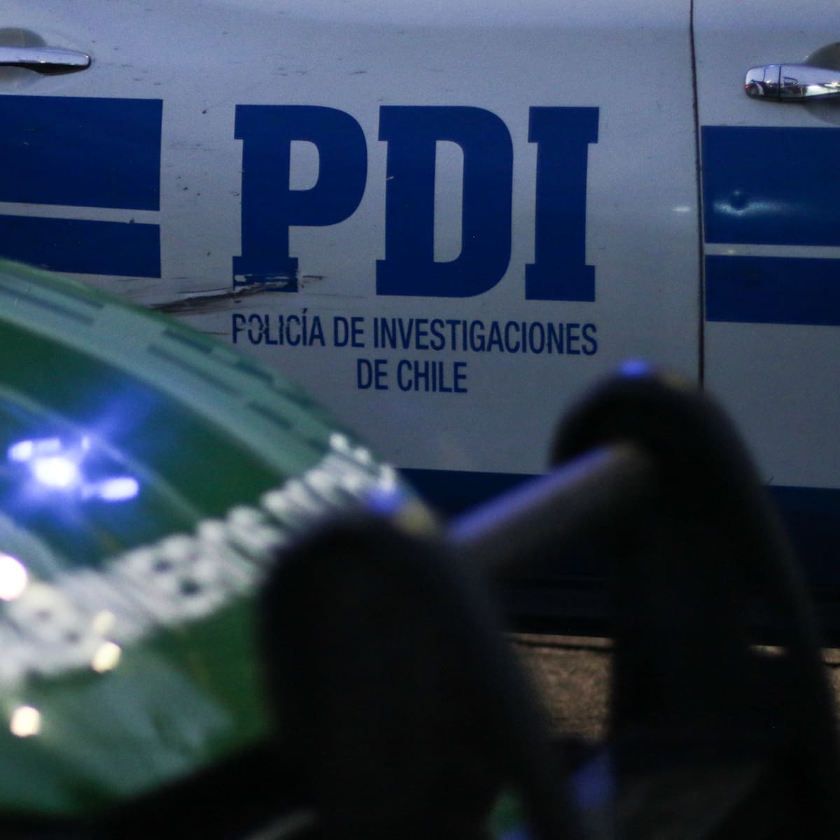 Fue perseguida, golpeada y amenazada con un disparo al aire: mujer sufre violento robo en edificio de Santiago