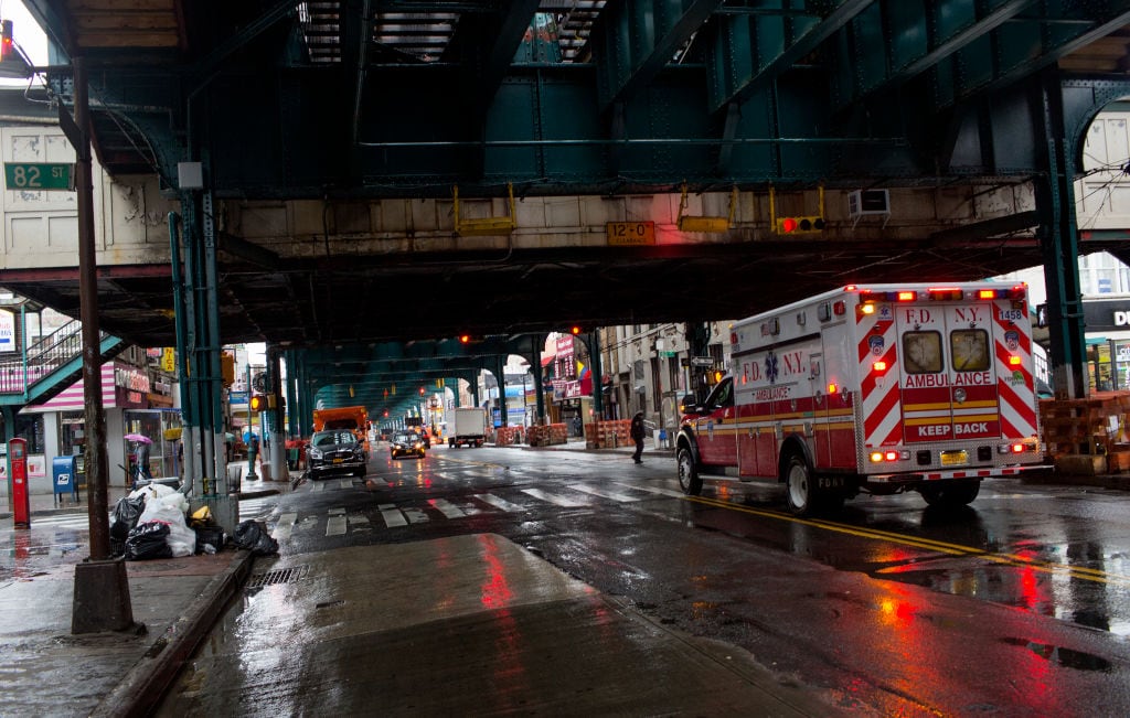 Una ambulancia recorre las calles de Queens en medio de la crisis del coronavirus