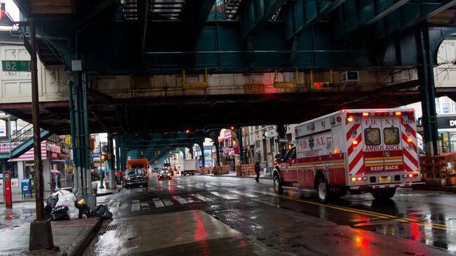 Una ambulancia recorre las calles de Queens en medio de la crisis del coronavirus