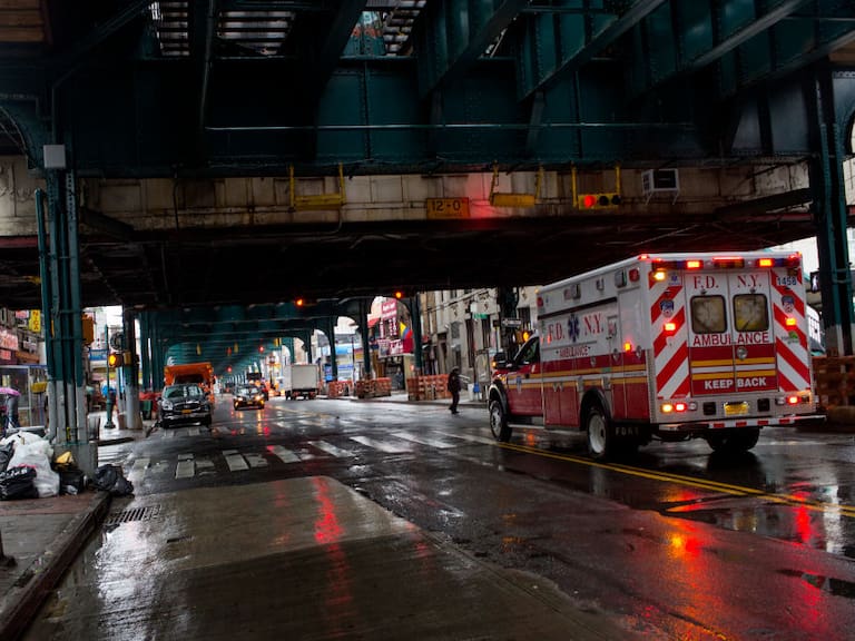Una ambulancia recorre las calles de Queens en medio de la crisis del coronavirus