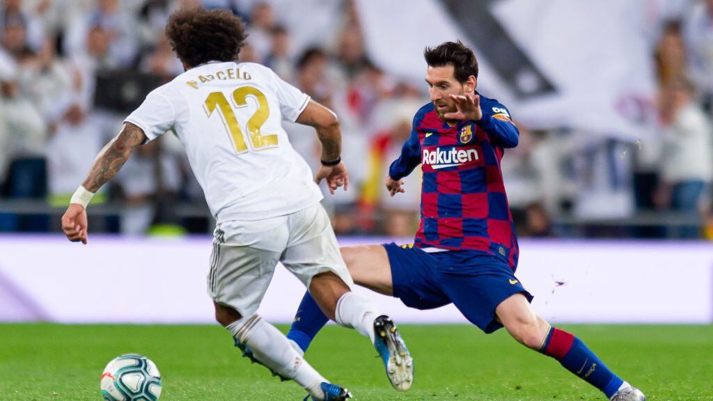 MADRID, SPAIN - MARCH 01: (BILD ZEITUNG OUT) Marcelo of Real Madrid and Lionel Messi of FC Barcelona battle for the ball during the Liga match between Real Madrid CF and FC Barcelona at Estadio Santiago Bernabeu on March 1, 2020 in Madrid, Spain. (Photo by Alejandro Rios/DeFodi Images via Getty Images)