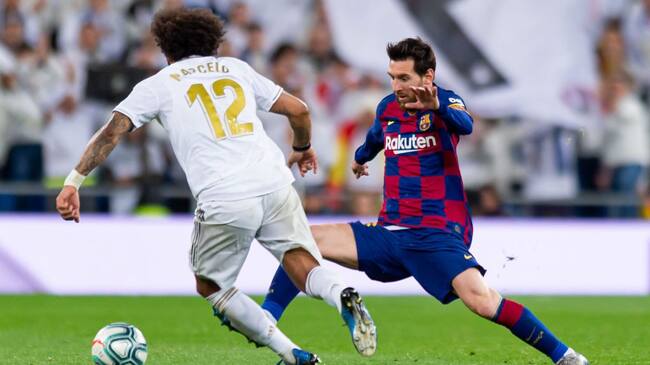 MADRID, SPAIN - MARCH 01: (BILD ZEITUNG OUT) Marcelo of Real Madrid and Lionel Messi of FC Barcelona battle for the ball during the Liga match between Real Madrid CF and FC Barcelona at Estadio Santiago Bernabeu on March 1, 2020 in Madrid, Spain. (Photo by Alejandro Rios/DeFodi Images via Getty Images)