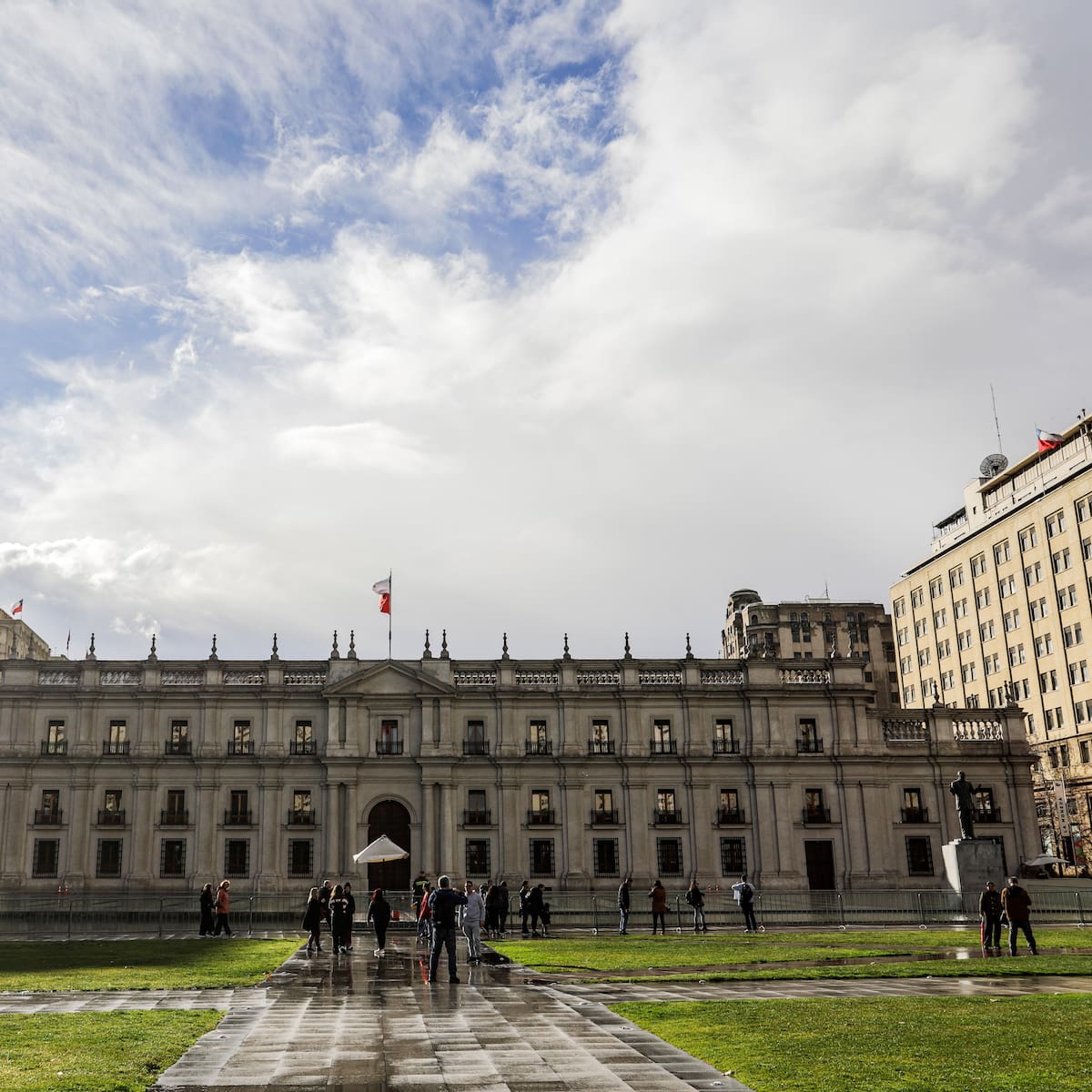 Revelan que 46 funcionarios de superintendencias reciben sueldos iguales o superiores al del Presidente Kast
