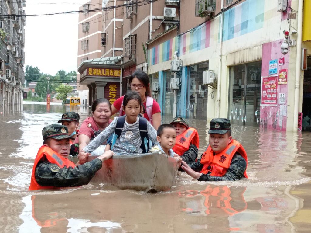 Soldados ayudan a la evacuación de la ciudad de Suizhou