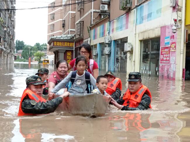 Soldados ayudan a la evacuación de la ciudad de Suizhou