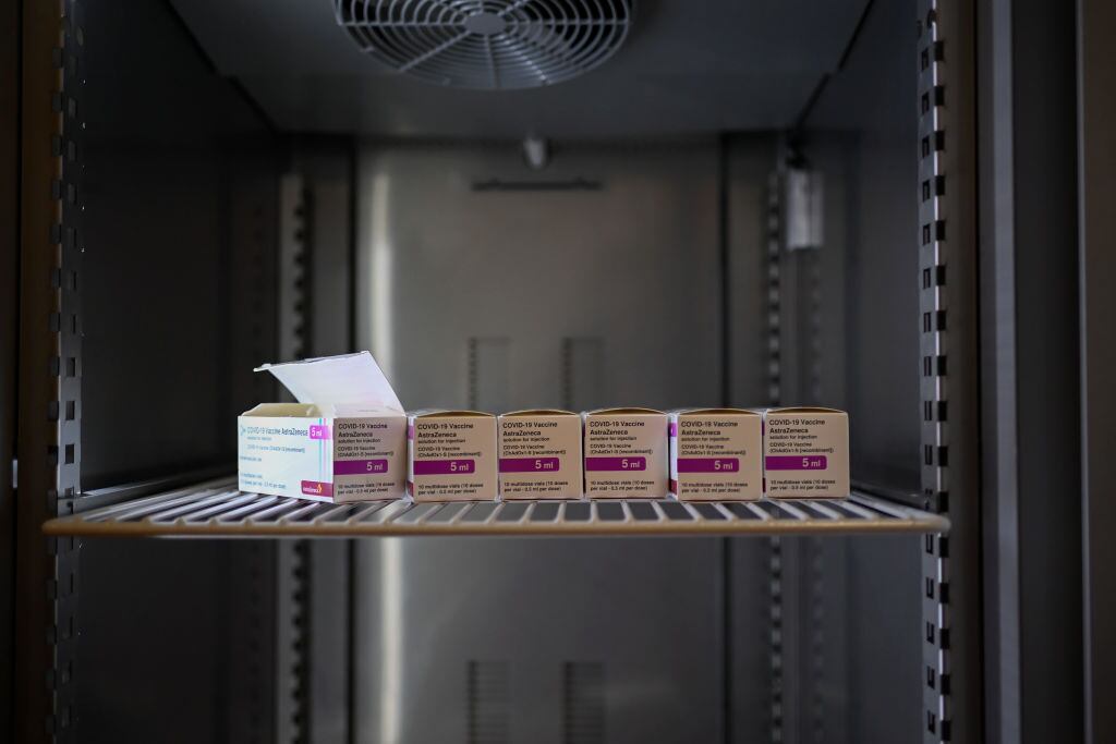 Un refrigerador con pocas dosis de la vacuna de AstraZeneca en Italia