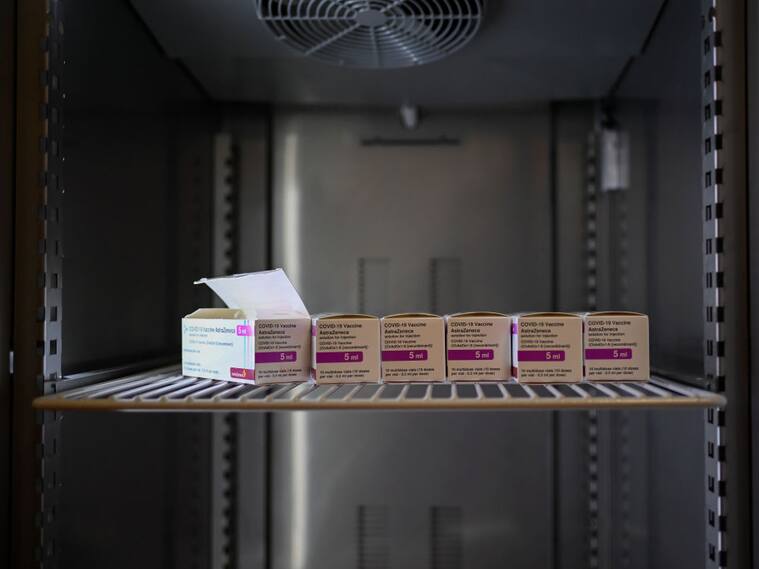 Un refrigerador con pocas dosis de la vacuna de AstraZeneca en Italia