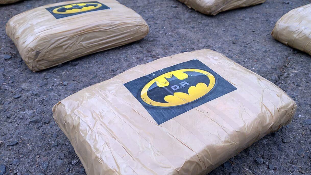 Droga incautada con logo de Batman