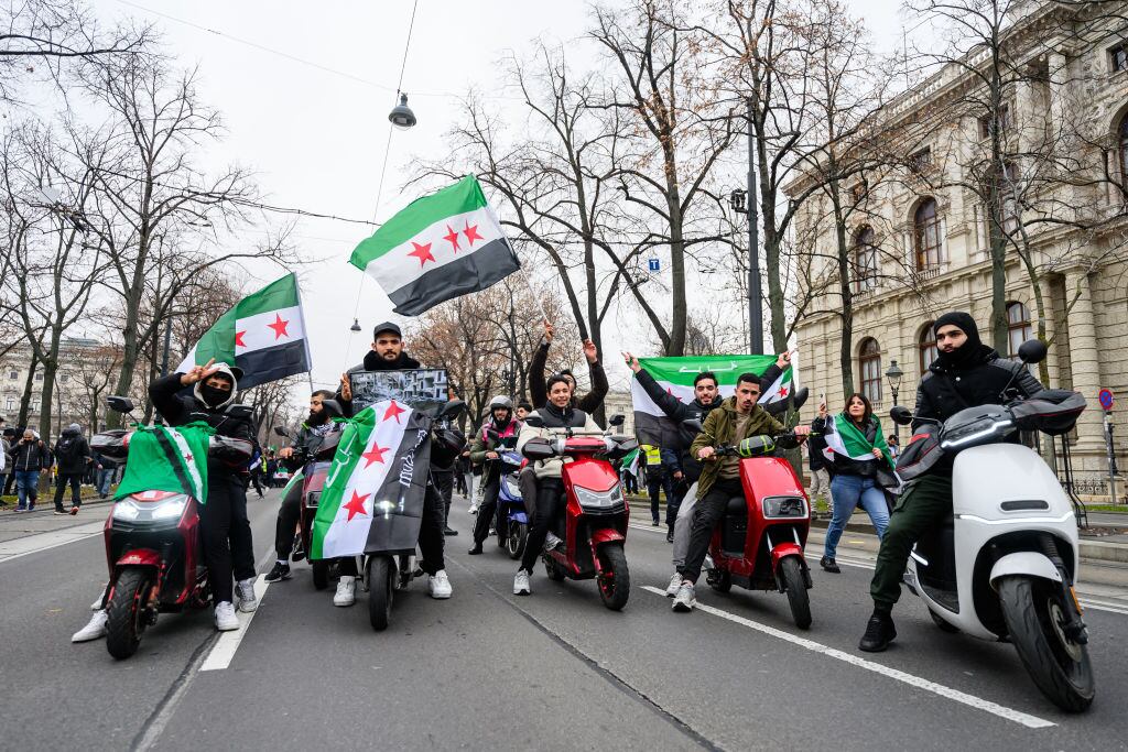 La comunidad siria en la ciudad de Viena en Austria ondea las banderas de su país tras la caída del régimen de Bashar Al Asad a mano de rebeldes yihadistas