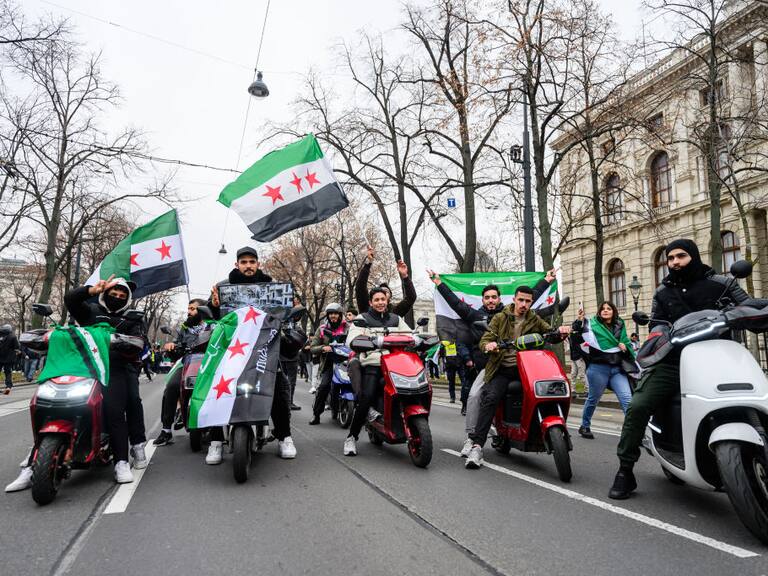 La comunidad siria en la ciudad de Viena en Austria ondea las banderas de su país tras la caída del régimen de Bashar Al Asad a mano de rebeldes yihadistas