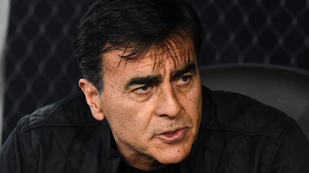 Gustavo Quinteros advierte a los marginados Damián Pizarro y Jordhy Thompson: "No sé cuándo volverán a jugar, dependerá de su compromiso"
