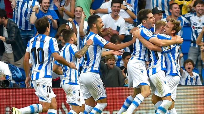 Real Sociedad's players celebrate after Real Sociedad's Spanish defender Nacho Monreal scored a goal during the Spanish league football match Real Sociedad against Club Atletico de Madrid at The Anoeta Stadium in San Sebastian on September 14, 2019. (Photo by ANDER GILLENEA / AFP) (Photo credit should read ANDER GILLENEA/AFP via Getty Images)