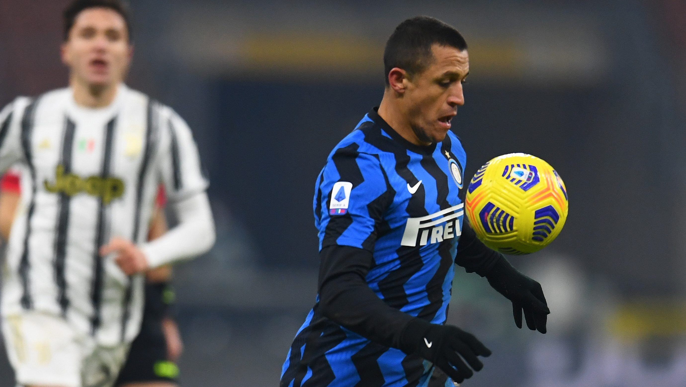MILAN, ITALY - JANUARY 17: Alexis Sanchez of FC Internazionale in action during the Serie A match between FC Internazionale and Juventus at Stadio Giuseppe Meazza on January 17, 2021 in Milan, Italy. Sporting stadiums around Italy remain under strict restrictions due to the Coronavirus Pandemic as Government social distancing laws prohibit fans inside venues resulting in games being played behind closed doors. (Photo by Claudio Villa - Inter/Inter via Getty Images )