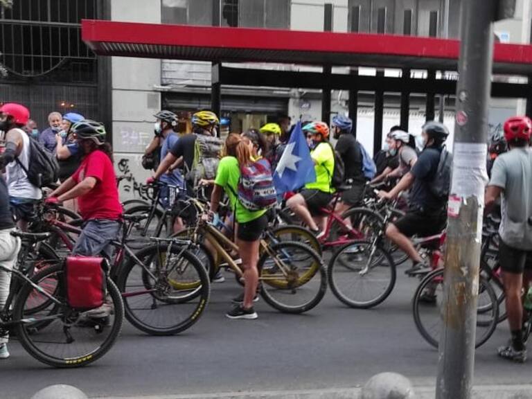 Ciclistas protagonizan manifestación en el centro de Santiago: se registra alta congestión en el sector