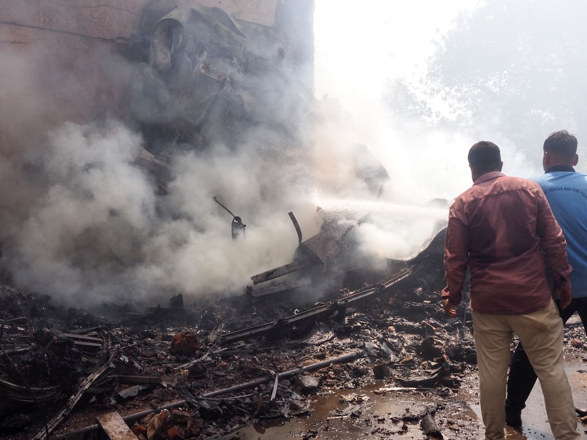 Las imágenes del fatal accidente aéreo en India: más de 200 pasajeros iban a bordo