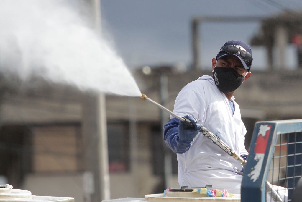 Trabajador desinfecta las calles de Quito