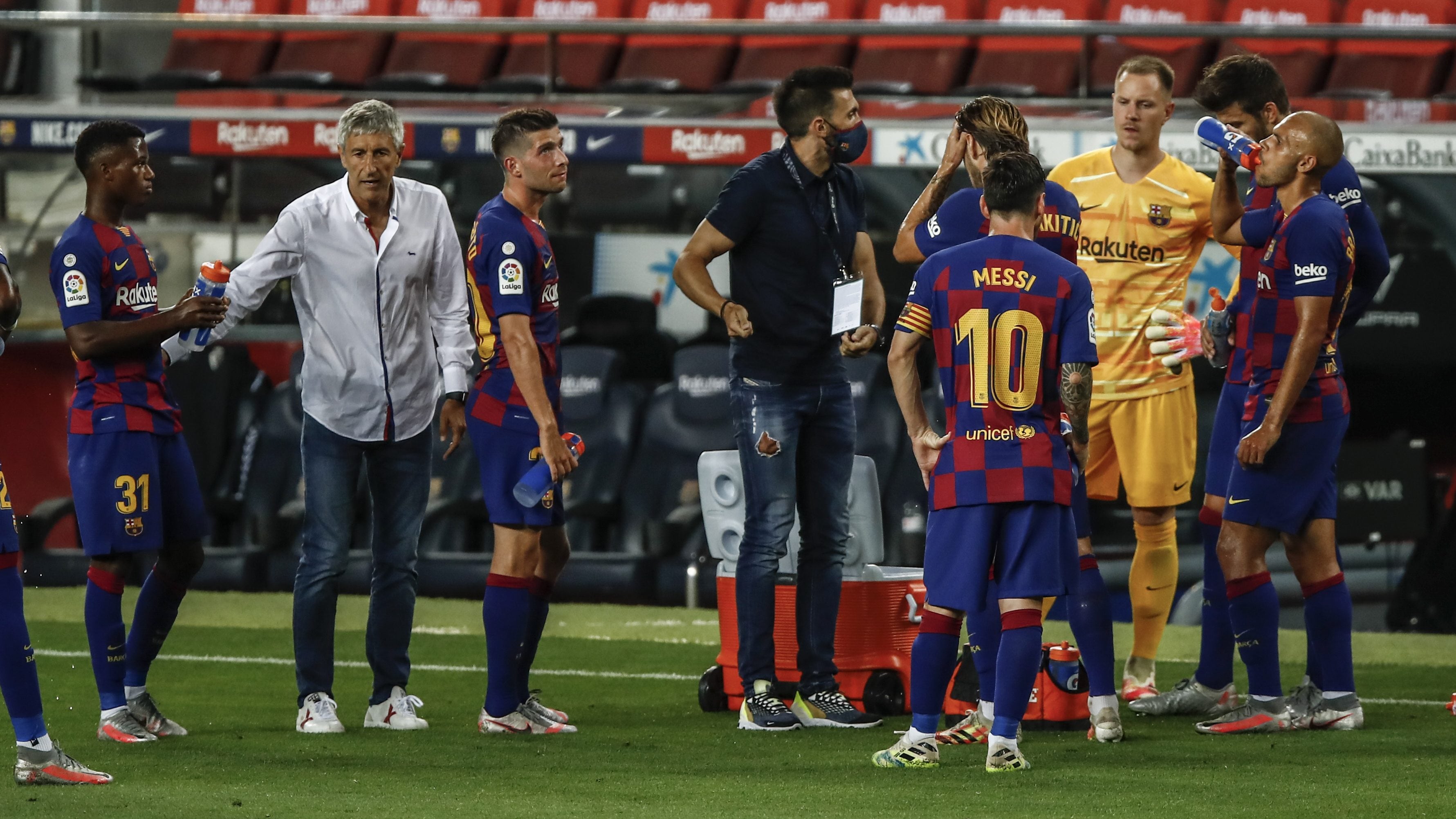 Quique Setien coach of FC Barcelona talkin his players during an hydratation pause during La Liga match between FC Barcelona and CA Osasuna behind closed doors due to Coronavirus at Camp Nou Stadium on July 16, 2020 in Barcelona, Spain. (Photo by Xavier Bonilla/NurPhoto via Getty Images)