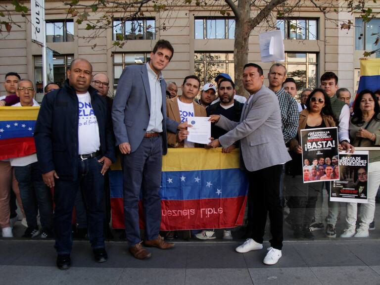 Venezolanos en Chile entregan carta al Presidente Boric pidiéndole interceder para poder votar en las elecciones presidenciales de su país
