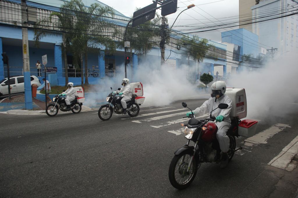 Un equipo de sanitización limpia las calles en la ciudad de Sao Goncalo