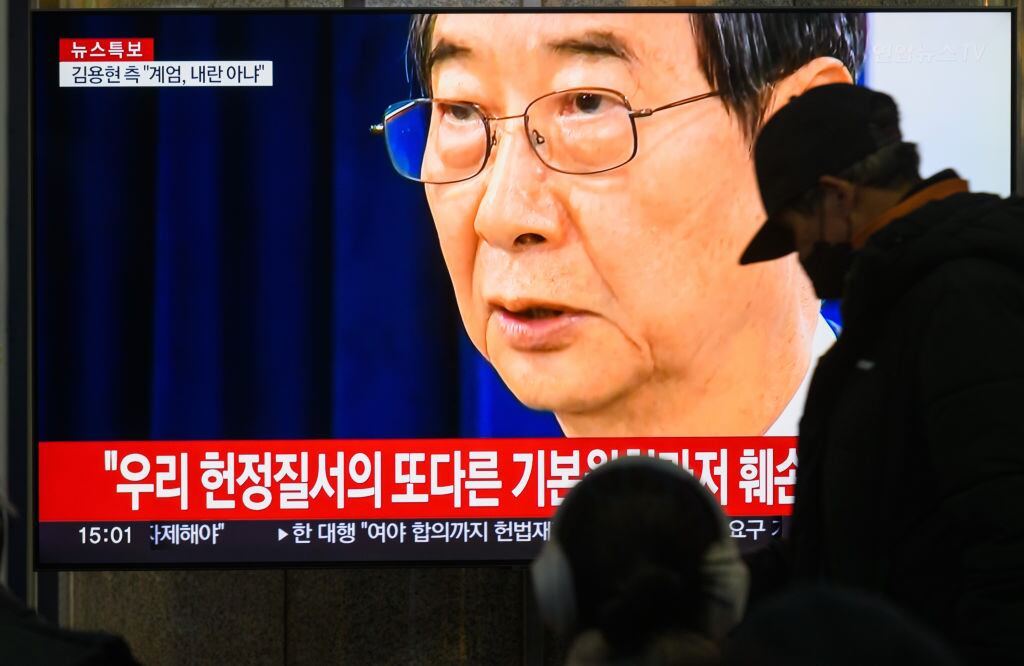 El presidente interino de Corea del Sur, Han Duck Soo, habla ante la prensa y es transmitido por la televisión en la ciudad de Seúl