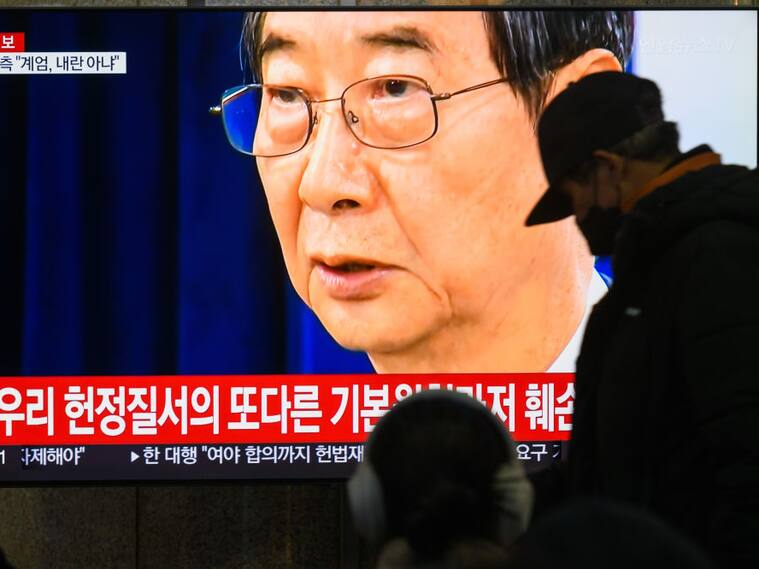 El presidente interino de Corea del Sur, Han Duck Soo, habla ante la prensa y es transmitido por la televisión en la ciudad de Seúl