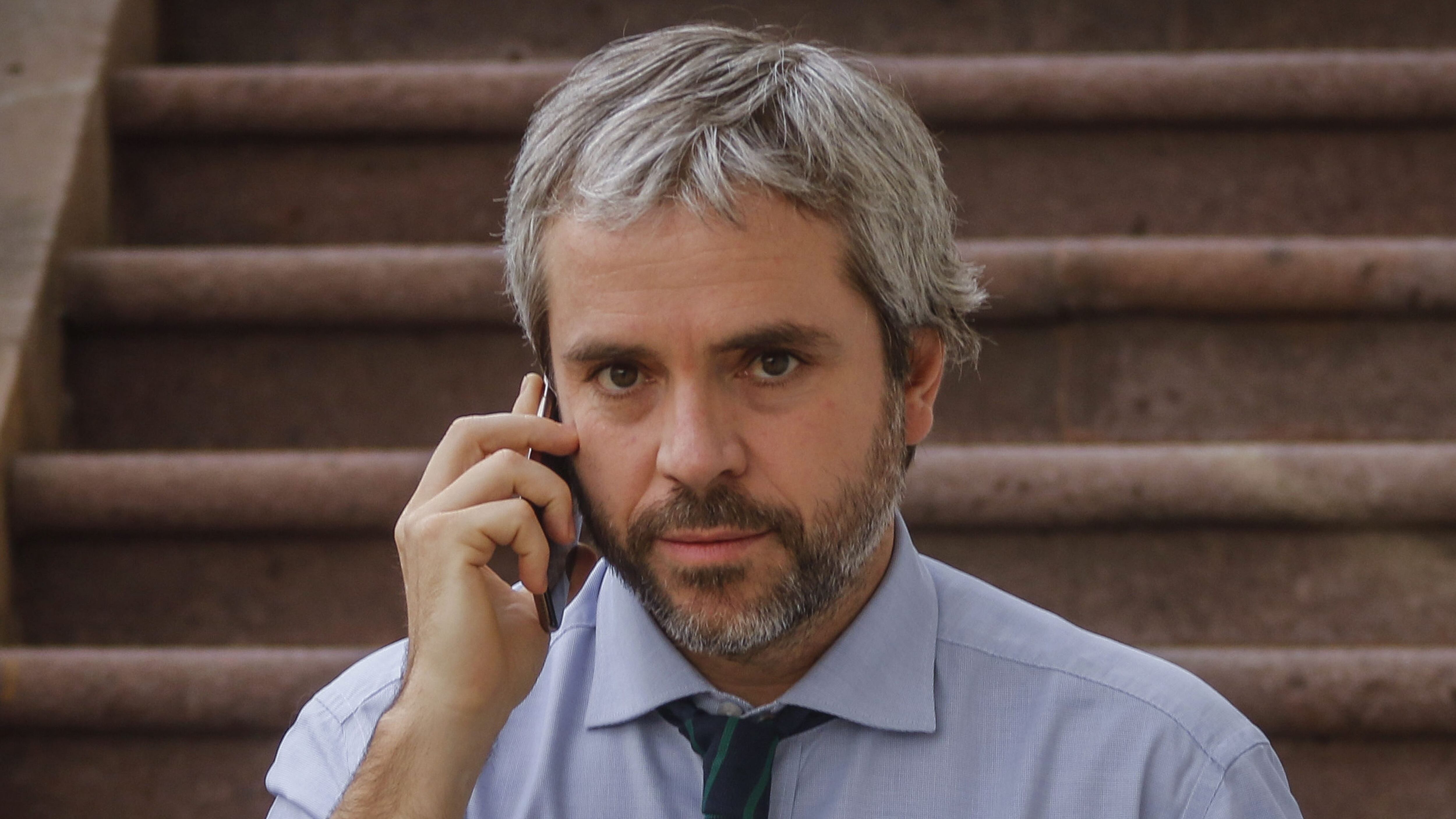 19 de marzo del 2020/SANTIAGOEl ministro del Interior, Gonzalo Blumel, baja las escaleras hacia el patio de Los Naranjos, del Palacio de La Moneda, para dar un punto de prensa y hablar sobre el cambio de fecha del Plebiscito.
FOTO: SEBASTIAN BELTRAN GAETE/AGENCIAUNO