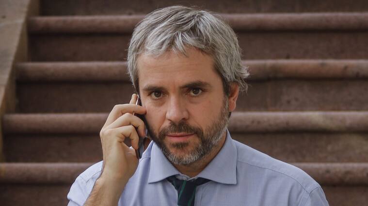 19 de marzo del 2020/SANTIAGOEl ministro del Interior, Gonzalo Blumel, baja las escaleras hacia el patio de Los Naranjos, del Palacio de La Moneda, para dar un punto de prensa y hablar sobre el cambio de fecha del Plebiscito.
FOTO: SEBASTIAN BELTRAN GAETE/AGENCIAUNO