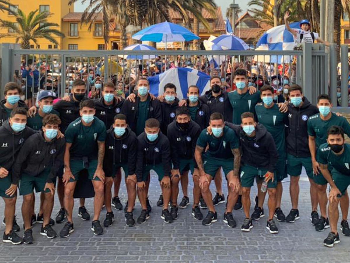 Hinchas de la UC protagonizaron un banderazo en La Serena para apoyar al plantel «cruzado»