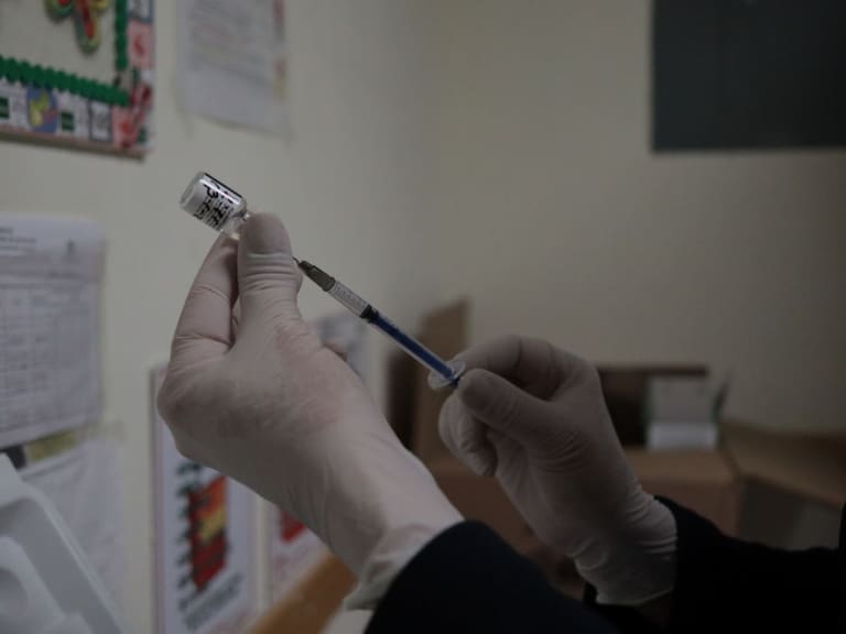 Una dosis de una vacuna contra el Covid-19 en el Hospital de Chihuahua
