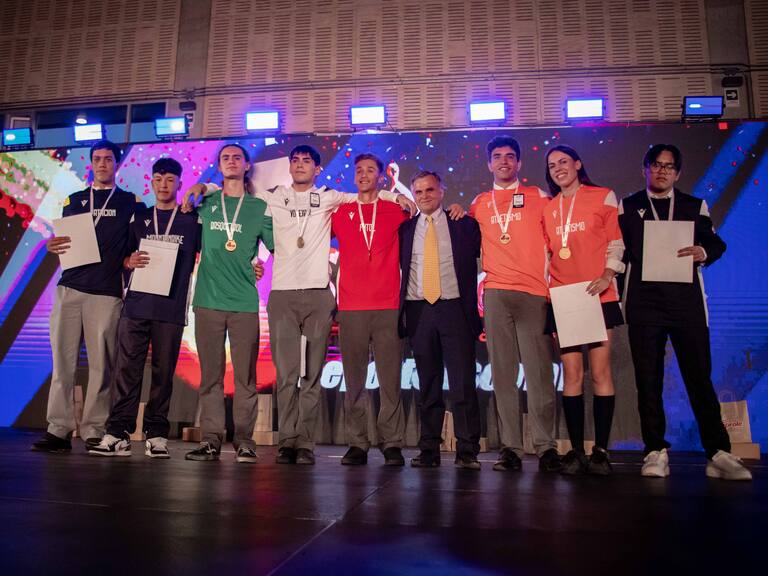 Deportistas escolares de todo Chile recibieron reconocimiento por su desempeño del año 2024