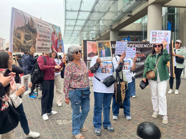 Exigen justicia: Familiares de las víctimas del megaincendio en Viña del Mar protestan fuera del Hotel Sheraton