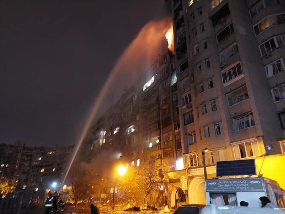 Bomberos apagan incendio en Kiev tras caer un aparato junto a un edificio