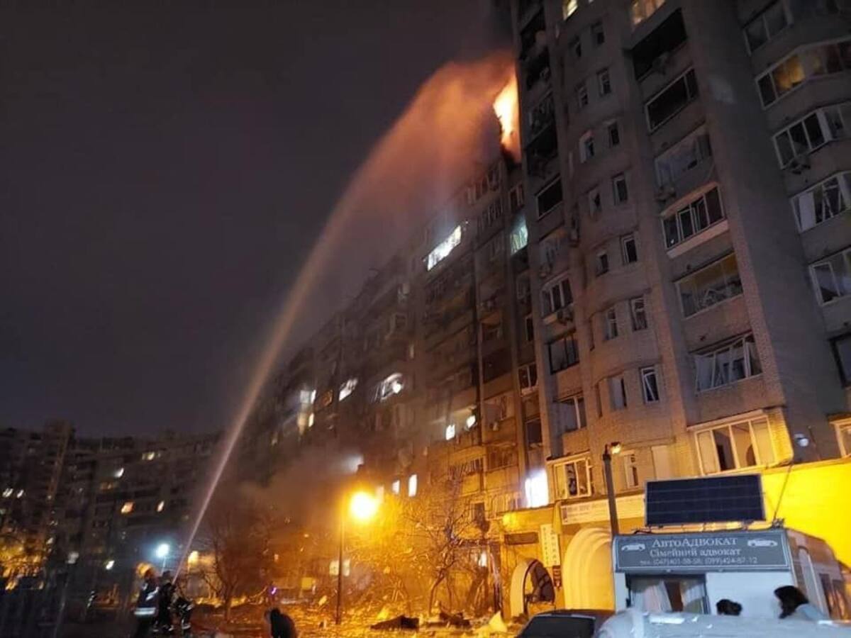Ucrania derribó un «aparato» de Rusia y se provoca un incendio en un edificio de Kiev