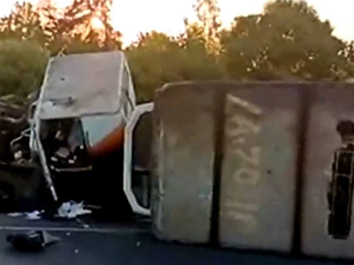Camión volcó en la Ruta 5 Sur, a la altura de Buin: se registran tacos kilométricos