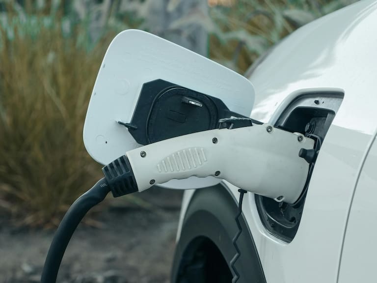 ¿Vale la pena un suv electrico? Descubre cómo los beneficios fiscales, el mantenimiento simple y la gestión de carga influyen en su costo real.