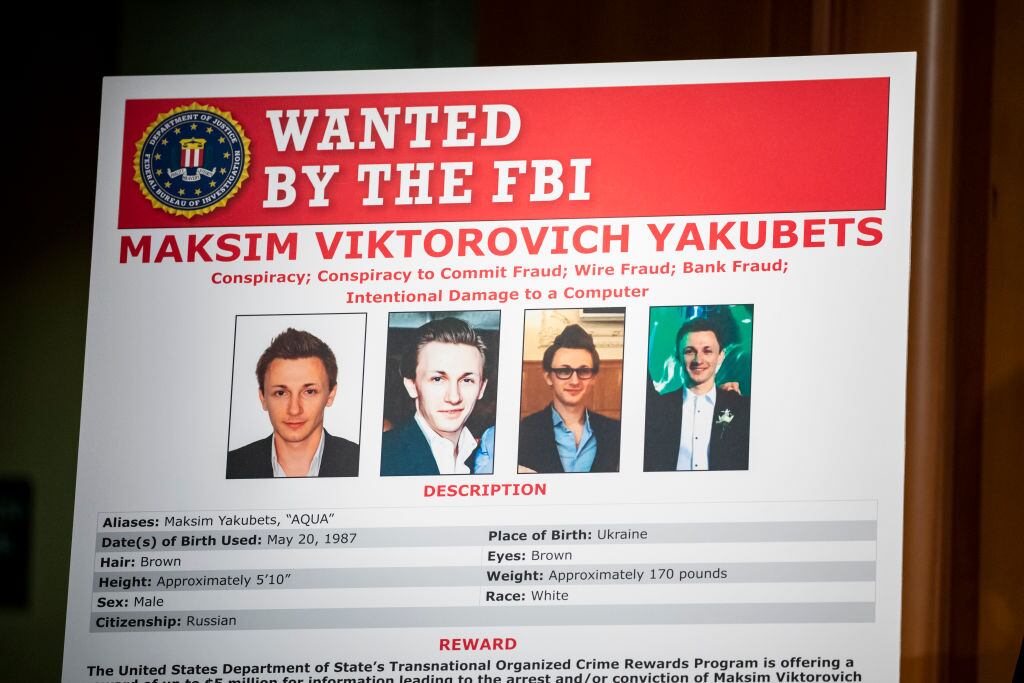 Foto de piratas cibernéticos buscados por el FBI