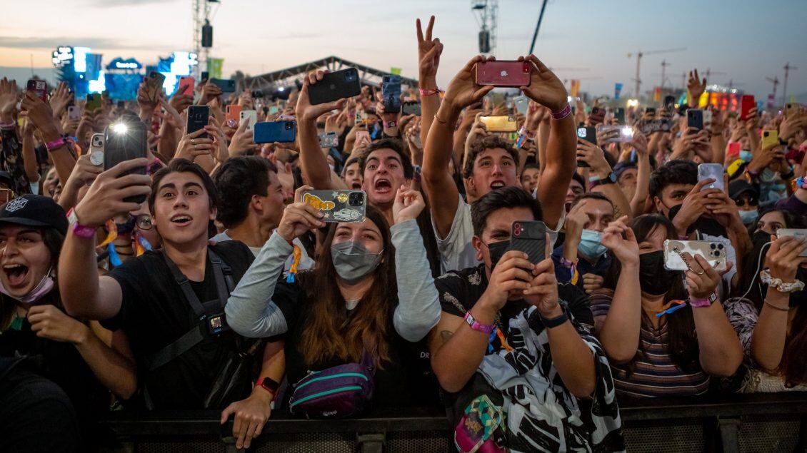 18 DE MARZO 2022 / SANTIAGOPúblico asistente disfrutando el primer día de la décima edición de Lollapalooza Chile 2022 en el Parque Bicentenario de Cerillos.
FOTO: FELIPE CONSTANZO / AGENCIAUNO
