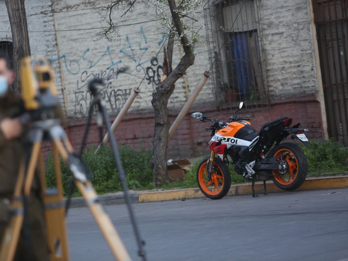 Motociclista muere en accidente de tránsito en Pedro Aguirre Cerda: conductor de camioneta huyó del lugar