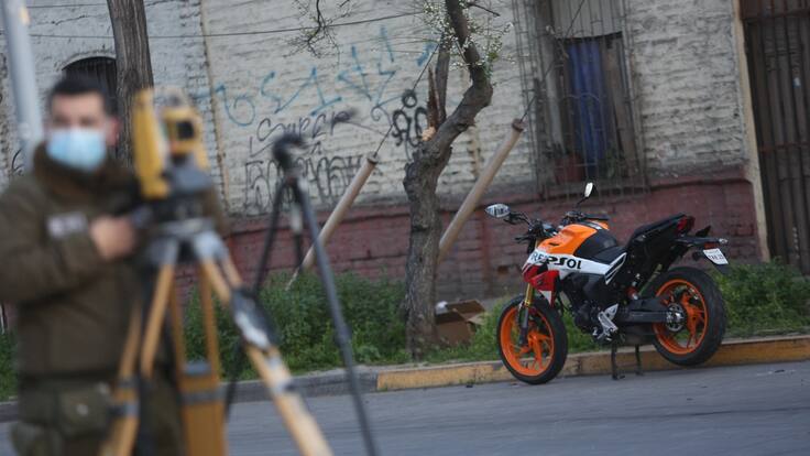 Motociclista fallece en accidente de tránsito en Pedro Aguirre Cerda: conductor de camioneta huyó del lugar