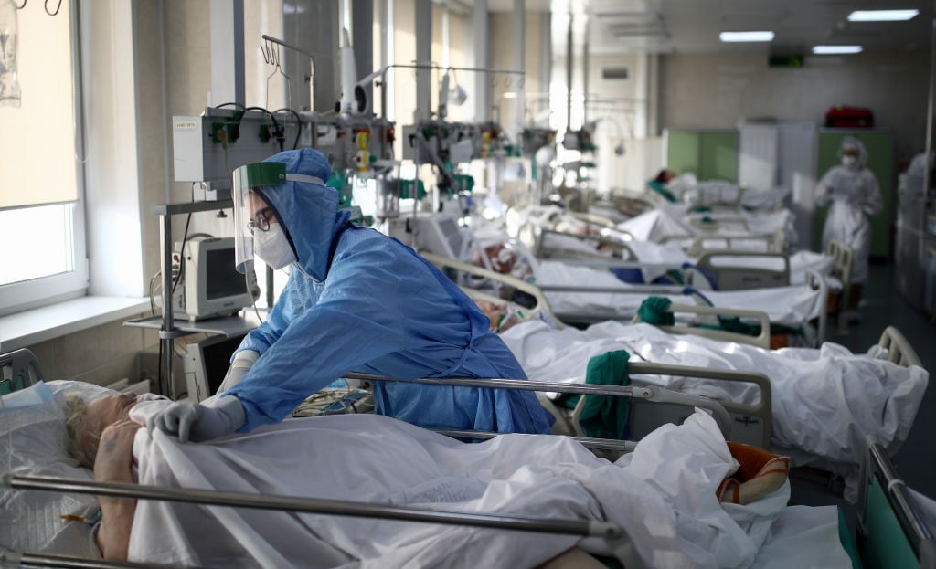 Trabajador de la salud revisa a pacientes con Covid-19 en hospital de Moscú