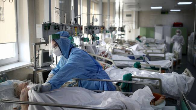 Trabajador de la salud revisa a pacientes con Covid-19 en hospital de Moscú