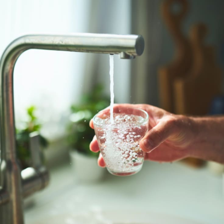 Megacorte de agua en Santiago parte este viernes: las 8 comunas que tendrán el servicio suspendido por 36 horas