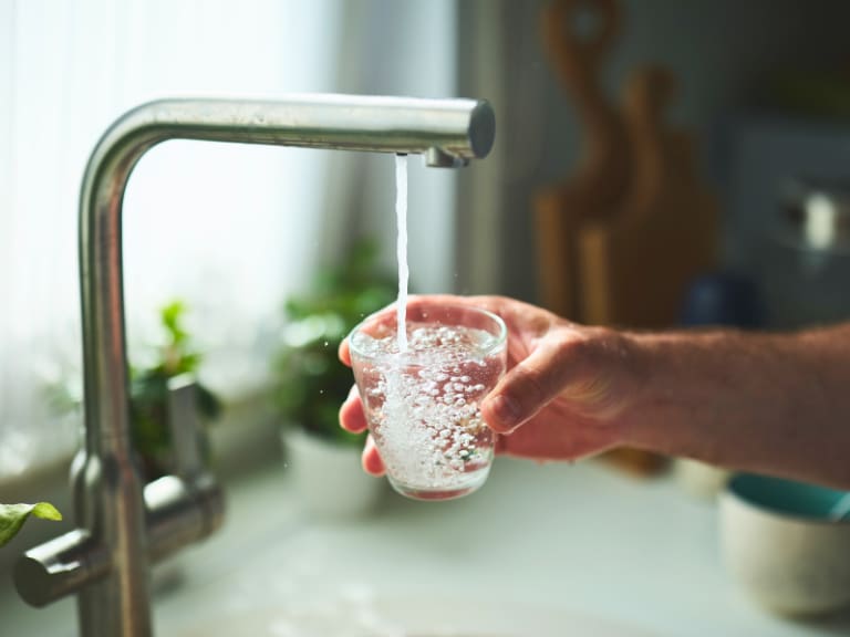 Megacorte de agua en Santiago parte este viernes: las 8 comunas que tendrán el servicio suspendido por 36 horas