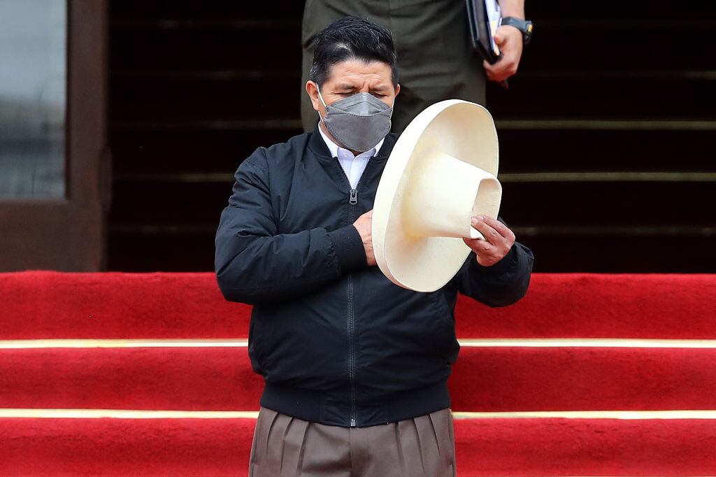 El presidente del Perú Pedro Castillo a las afueras de la Casa de Pizarro
