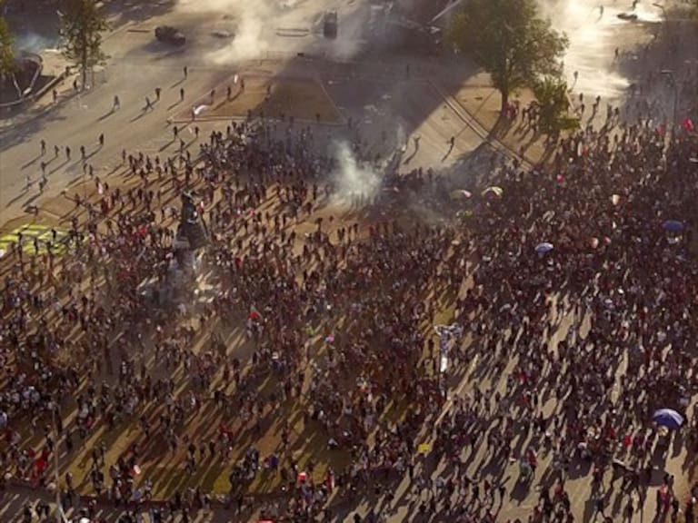 Dispersan violentamente una masiva manifestación pacífica en Plaza Italia
