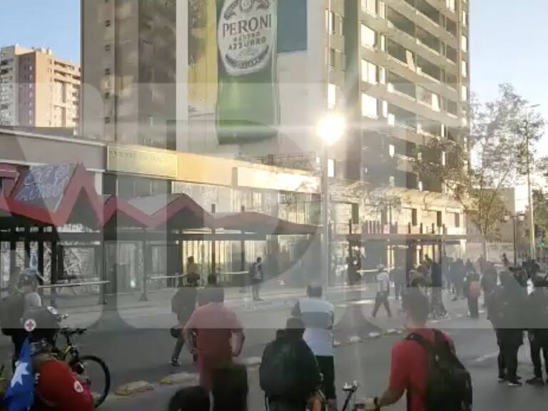 Se registra nuevo ataque a Antigua Fuente en medio de protestas en Plaza Baquedano