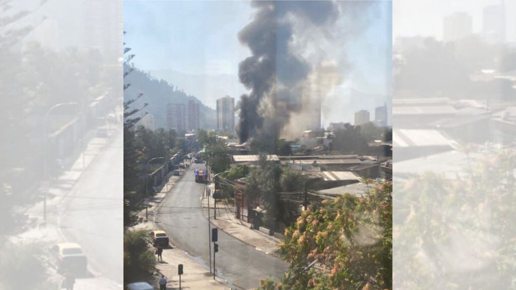 La columna de humo se vio desde distintas partes de la capital. / Sosafe.