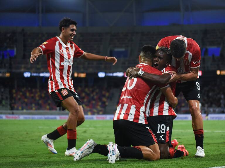 Estudiantes de La Plata aplasta a Vélez Sarsfield para quedarse con el Trofeo de Campeones en Argentina