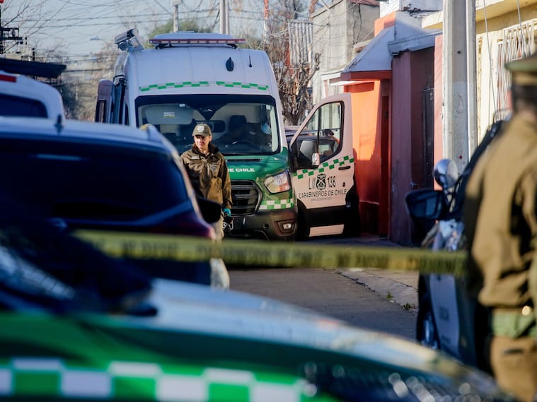 7 de septiembre de 2026/CONCHALÍ Carabineros realiza peritajes en un domicilio de la comuna de Conchalí, a raíz de la confesión de un hombre de ser el autor de la desaparición de Mariana Sepúlveda, joven estudiante desaparecida el año 2008.
FOTO: HANS SCOTT/AGENCIAUNO