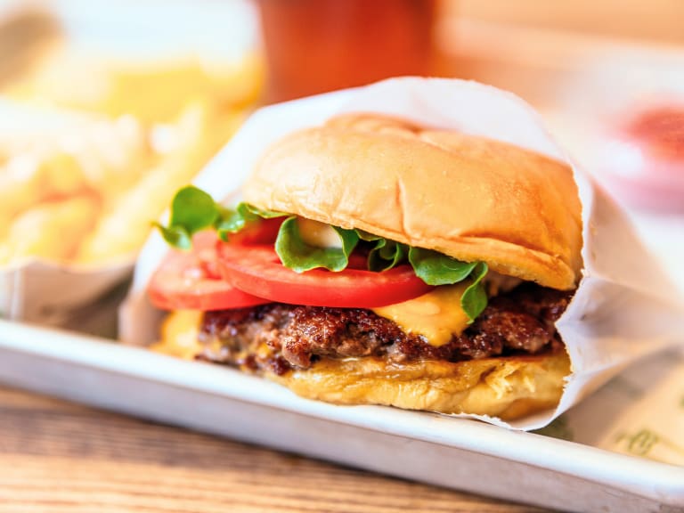 Conocida hamburguesería de Providencia cierra sus puertas: está rematando sus productos con precios desde los $500